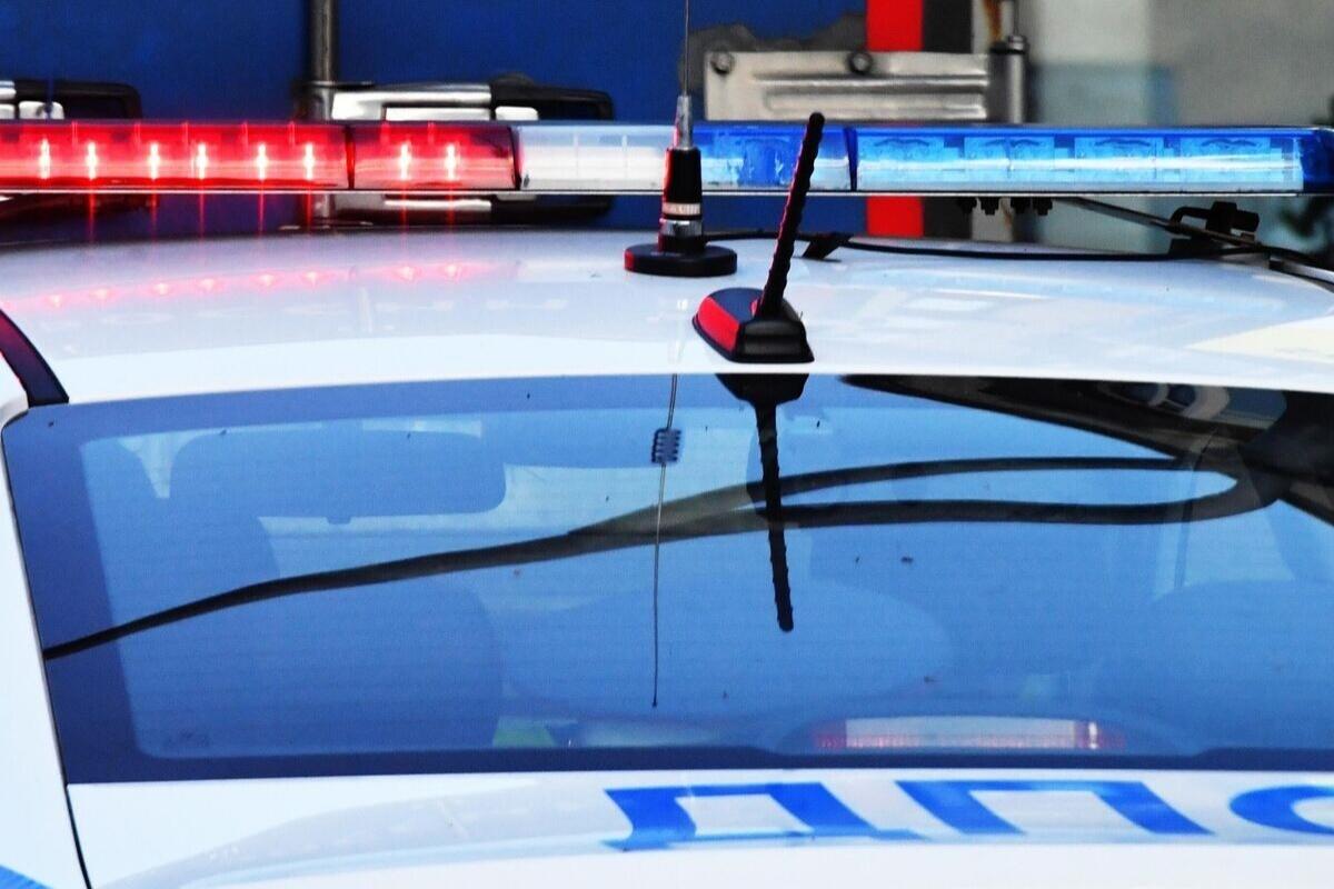 В Москве автомобиль въехал в остановку