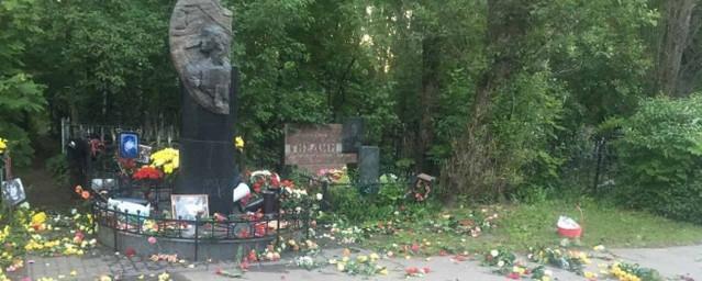 В Петербурге неизвестные устроили погром на могиле Виктора Цоя