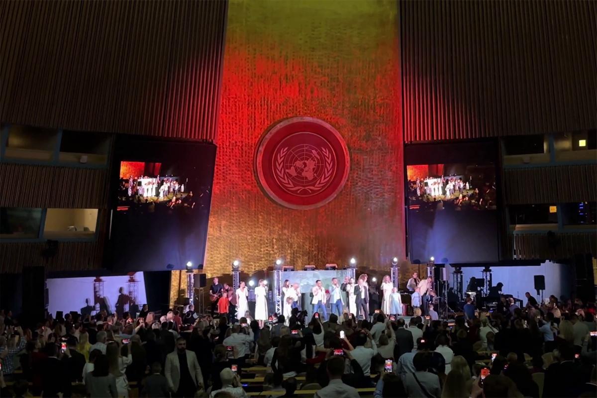В штаб-квартире ООН сотни человек стоя спели песни военных лет с «Хором Турецкого»
