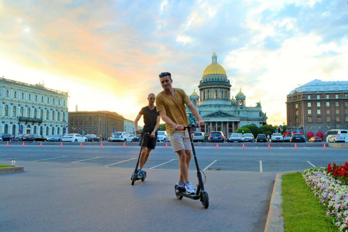 Электросамокатчикам в Петербурге могут запретить ездить по тротуарам и площадям