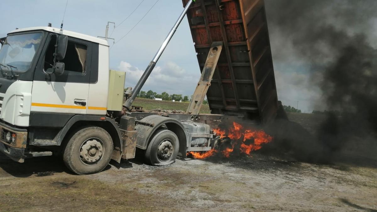 В Новой Усмани самосвал при выгрузке задел провода, водитель погиб