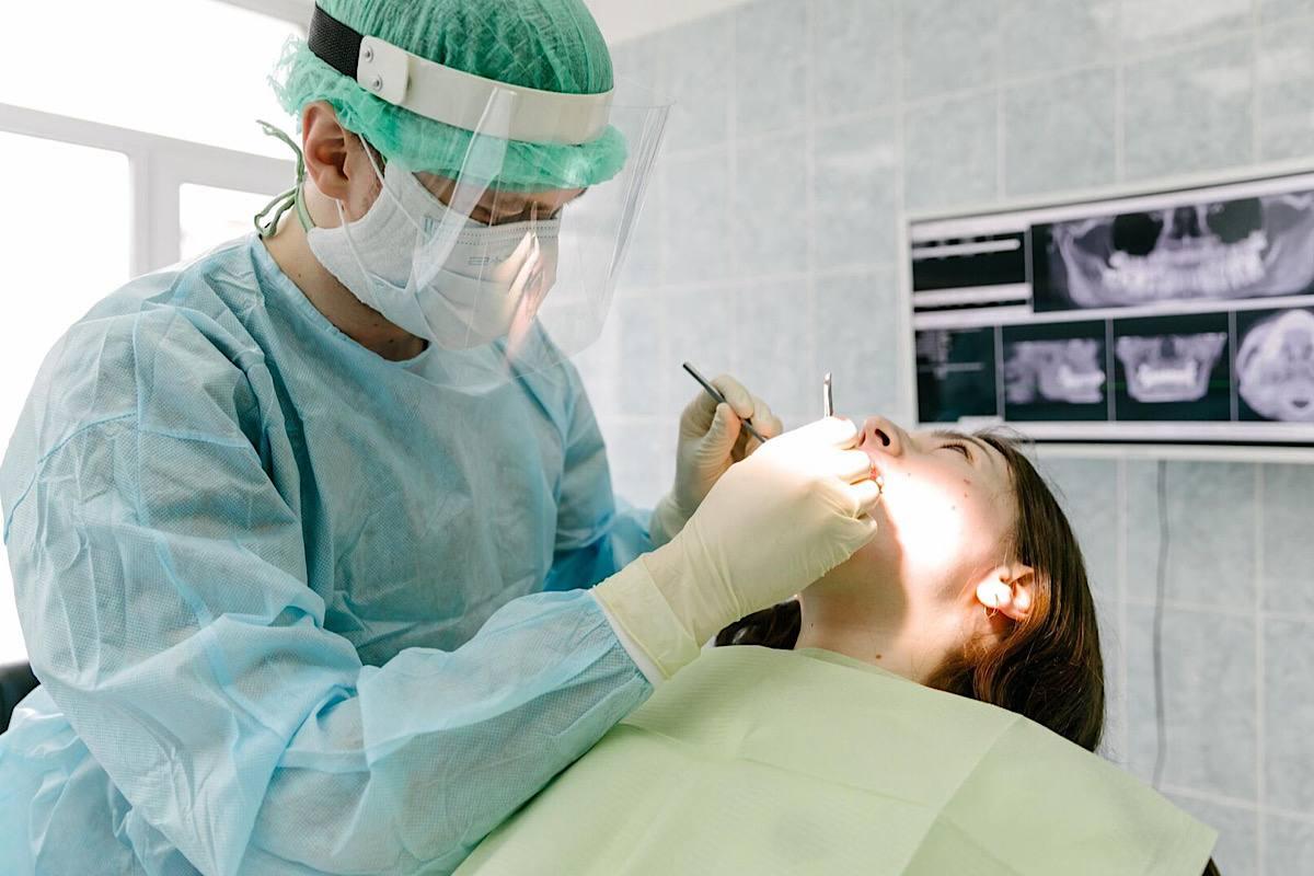 Имплантация зубов: ответы на главные вопросы от эксперта Максима Лабухина