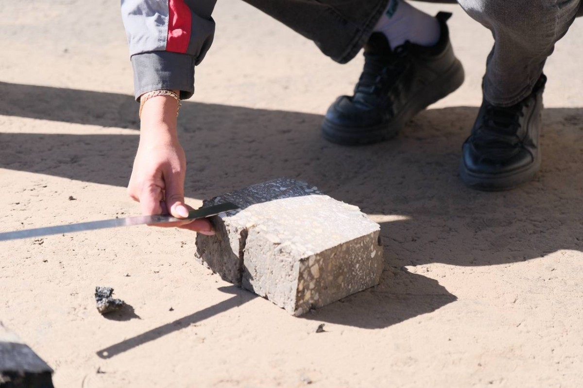 Мэр Руслан Болотов: Началась проверка нового дорожного покрытия на улицах Рабочая и Дзержинского, работы выполняются с опережением графика