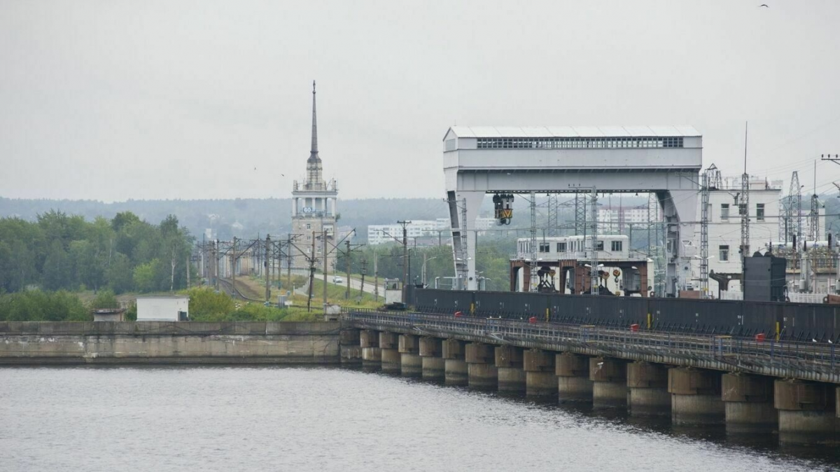 КамГЭС из-за половодья начала самый ранний весенний сброс воды за свою историю