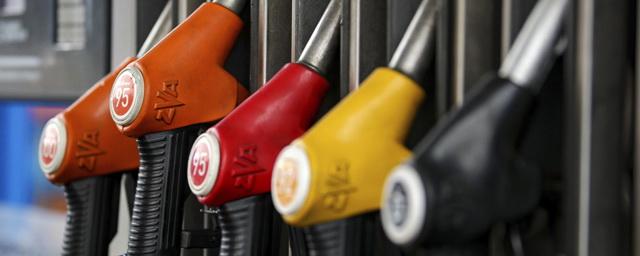 В России продолжает снижаться стоимость бензина: литр топлива в среднем подешевел на пять копеек