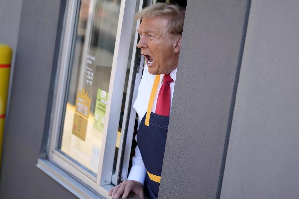 Трамп обслужил клиентов McDonald's