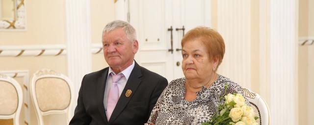 В Раменском ЗАГСе с 50-летним юбилеем совместной жизни поздравили семью Бурковых из Гжели