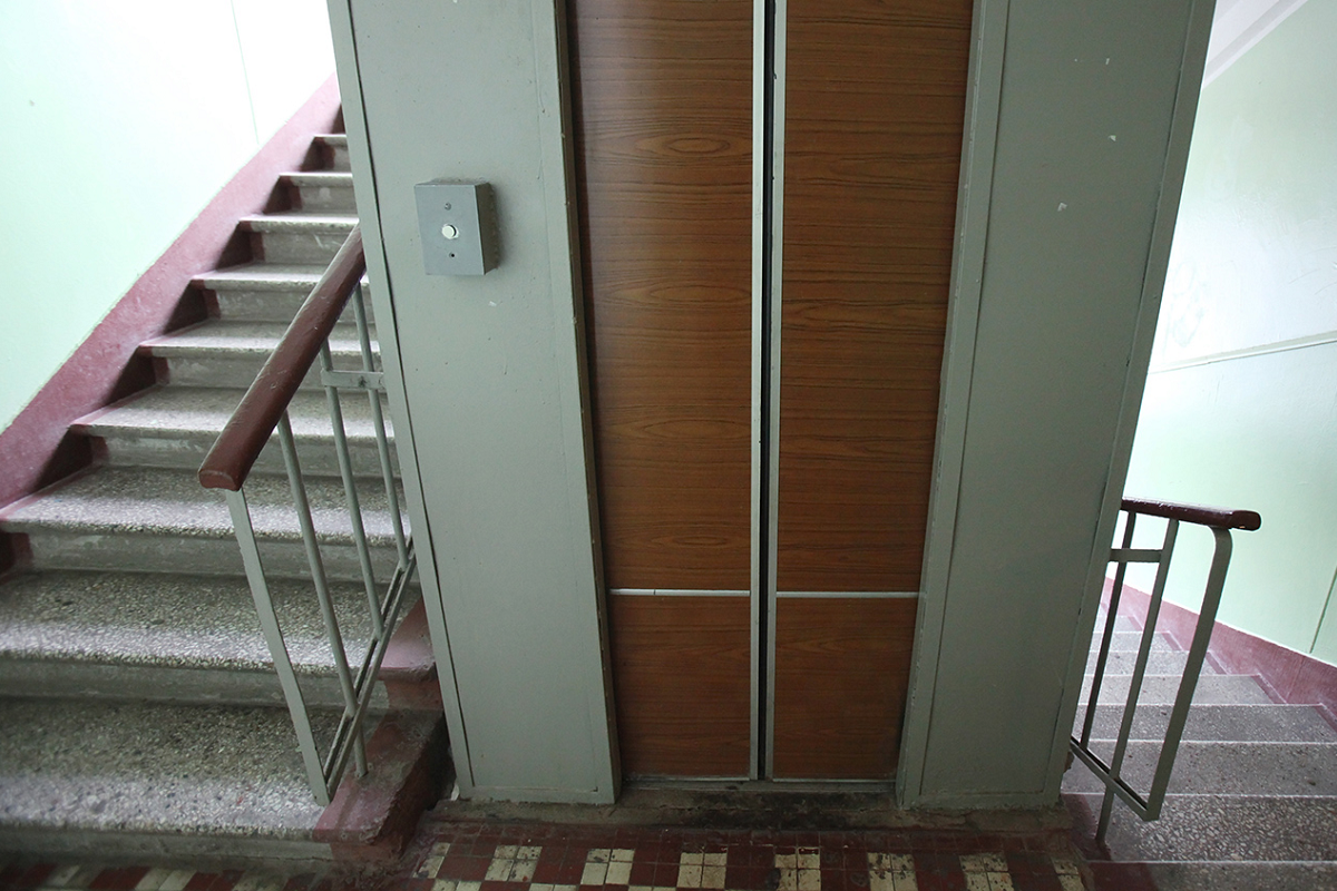 Москвичка чудом уцелела в сорвавшемся лифте
