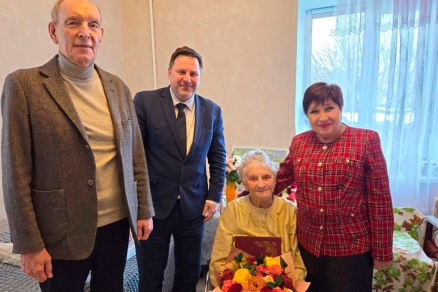 Председатель Заксобрания Владимирской области Ольга Хохлова поздравила защитницу «Дороги жизни» Ефросинью Владимировну Сумник со 103-летием
