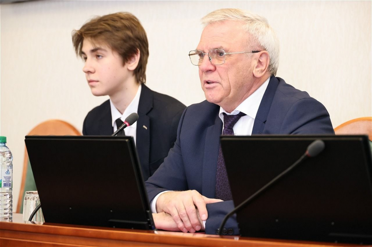 «Важно поддерживать интерес молодежи к развитию родной земли»: Спикер Заксобрания Нижегородской области Евгений Люлин провел открытую встречу со школьниками из Дзержинска