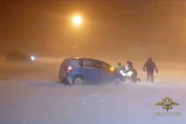 На Сахалине мужчина двое суток жил в застрявшей в снегу машине