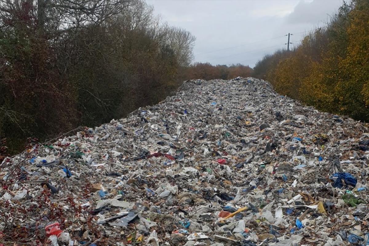 В пойму вдохновлявшей Толкина реки вывалили гору отходов