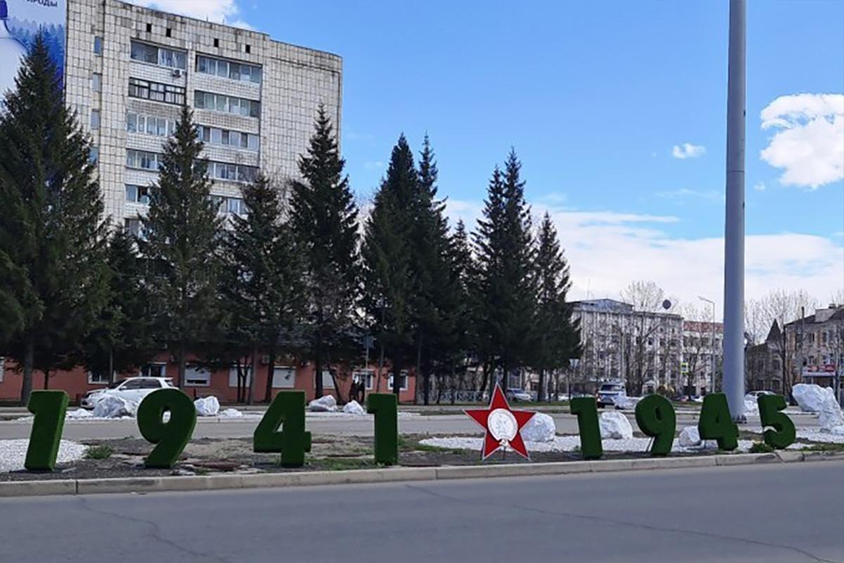 К Параду Победы готовы: смена флагов, высадка цветов и главная площадь на контроле