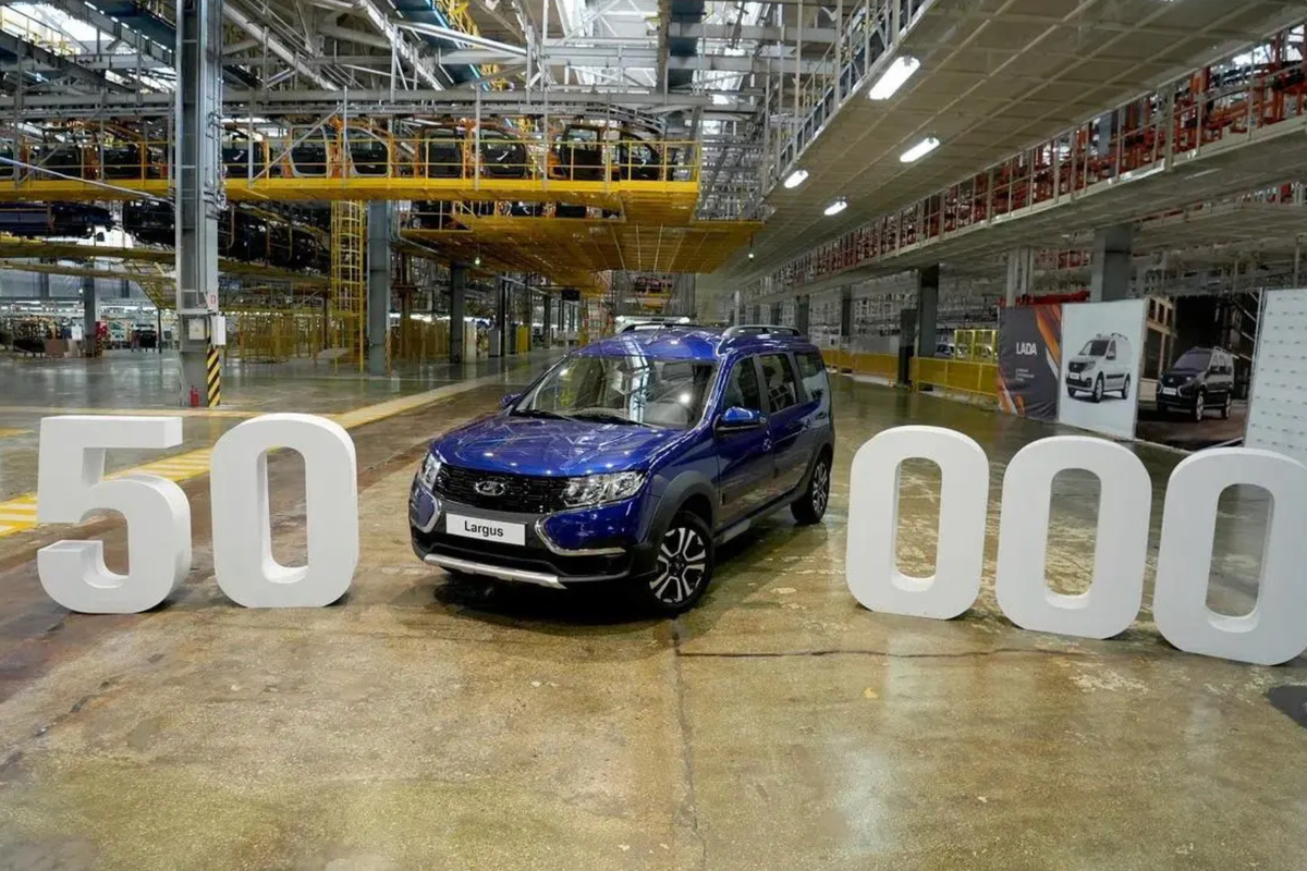 Lada Largus: 50 000 автомобилей выпущено. Юбилейный Largus сфотографировали