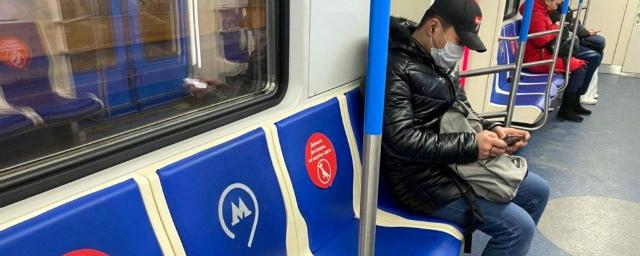 Пассажирам новосибирского метро предлагают обработать руки антисептиком