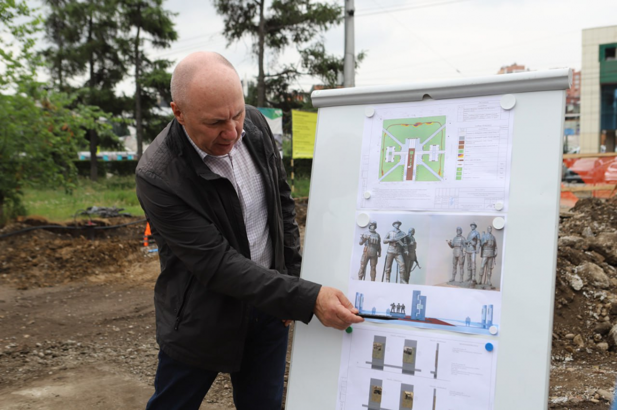 Мэр Иркутска Руслан Болотов проинспектировал ход благоустройства площади Декабристов, территории у танка «Иркутский комсомолец» и сквера Лебединского