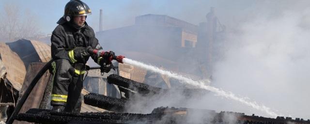 В Новосибирске потушен пожар в цеху завода по обработке дерева