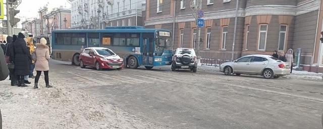 В центре Иркутска автобус №80 врезался в пять автомобилей