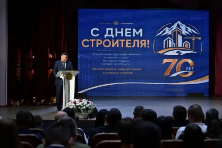 «Ваш труд меняет облик республики и открывает новые возможности»: Глава Тувы Владислав Ховалыг вручил награды лучшим строителям региона