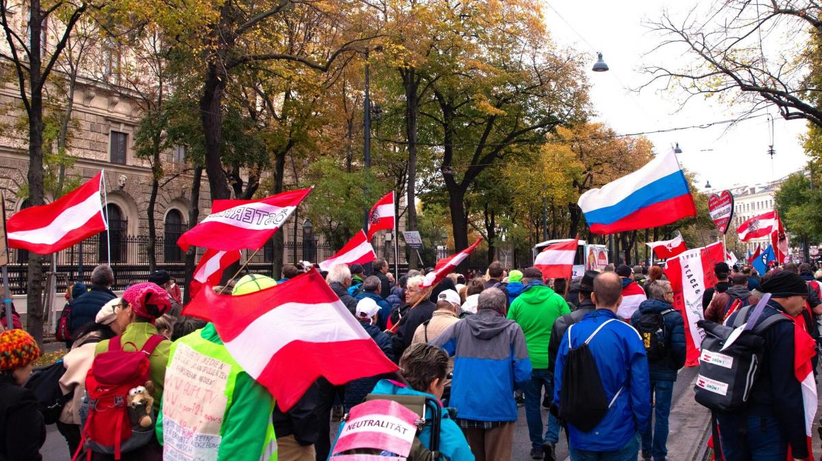 В Вене митингующие потребовали от австрийских властей отказаться от антироссийских санкций