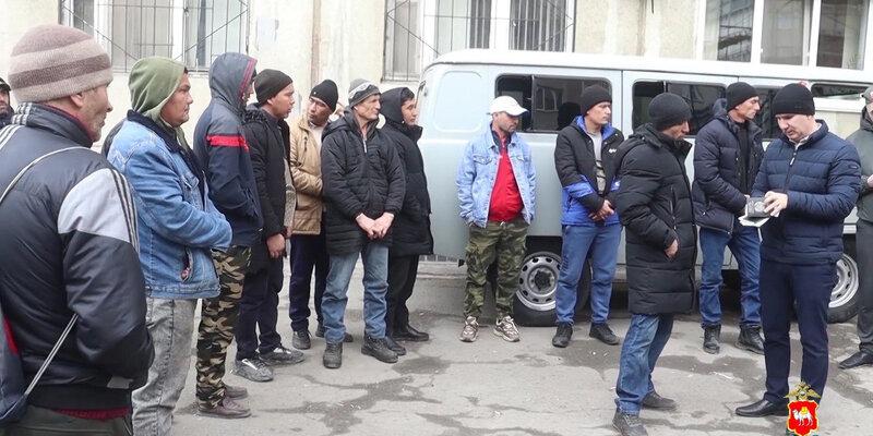 Группа дельцов из Челябинской области незаконно легализовала пребывание в России более 1 тыс. мигрантов