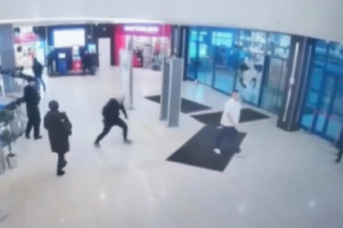 Подростка, ударившего ножом охранника ТЦ и полицейских в Москве, отправили под стражу