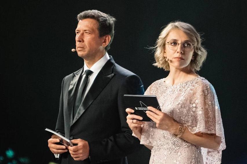 Особняк с личным лесом и несколько авто. Как будет делить имущество и детей решившийся на развод Андрей Мерзликин