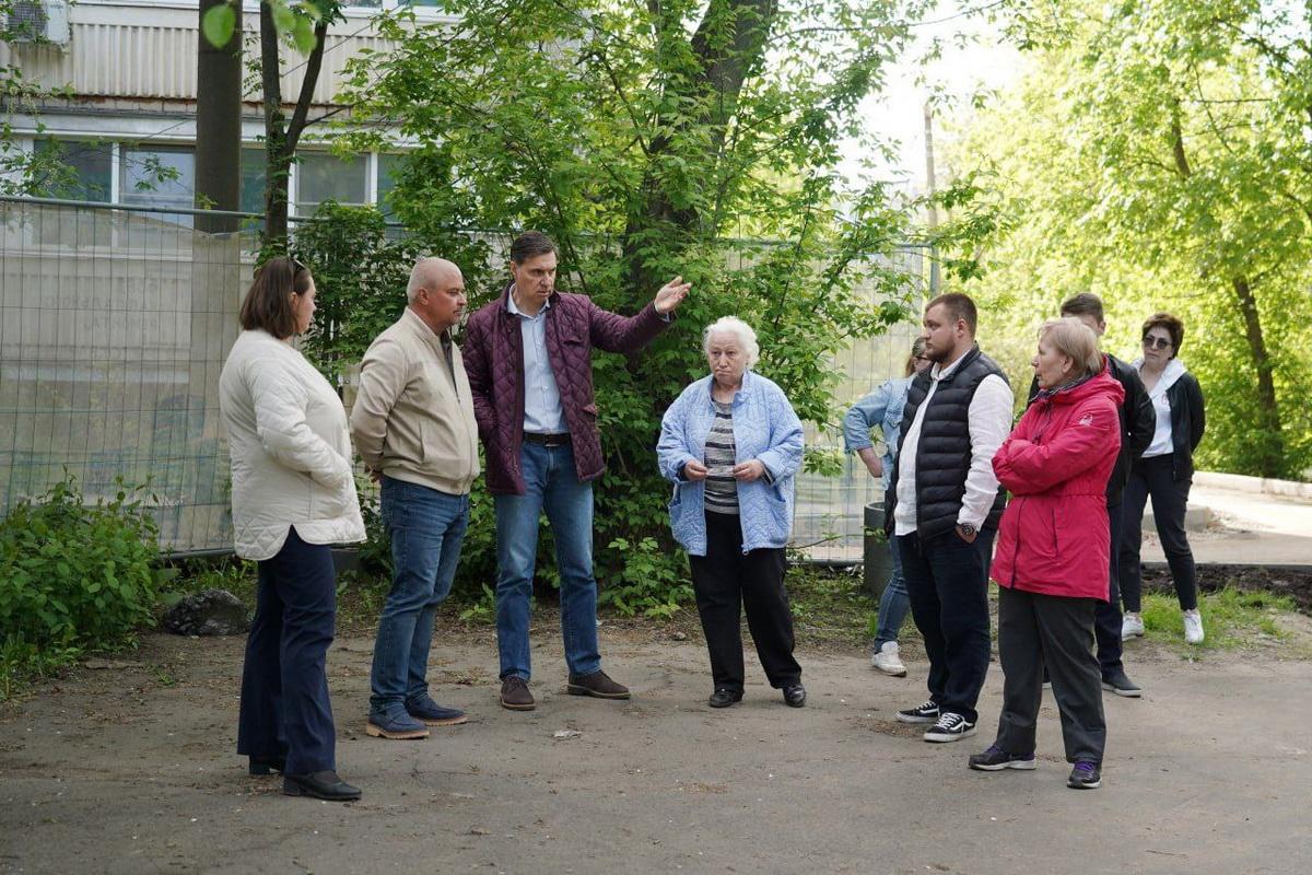 Жители микрорайона Силикат в Котельниках обсуждают с администрацией детали плана благоустройства дворовой территории