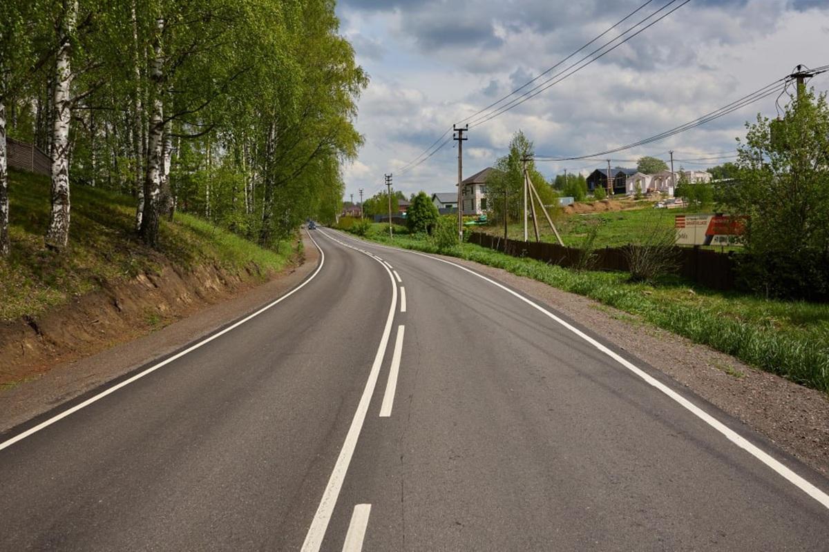 Дорожные бригады Ленобласти обновляют пути к медучреждениям