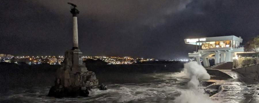 Почти полмиллиона жителей Крыма остались без света из-за штормового ветра