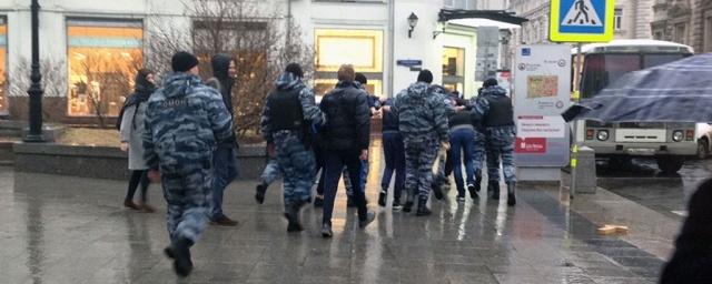 В Москве задержали активистов «СтопХам» за наклейку на автобусе ОМОНа