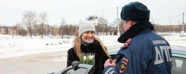 В Твери автоинспекторы дарят женщинам-водителям цветы