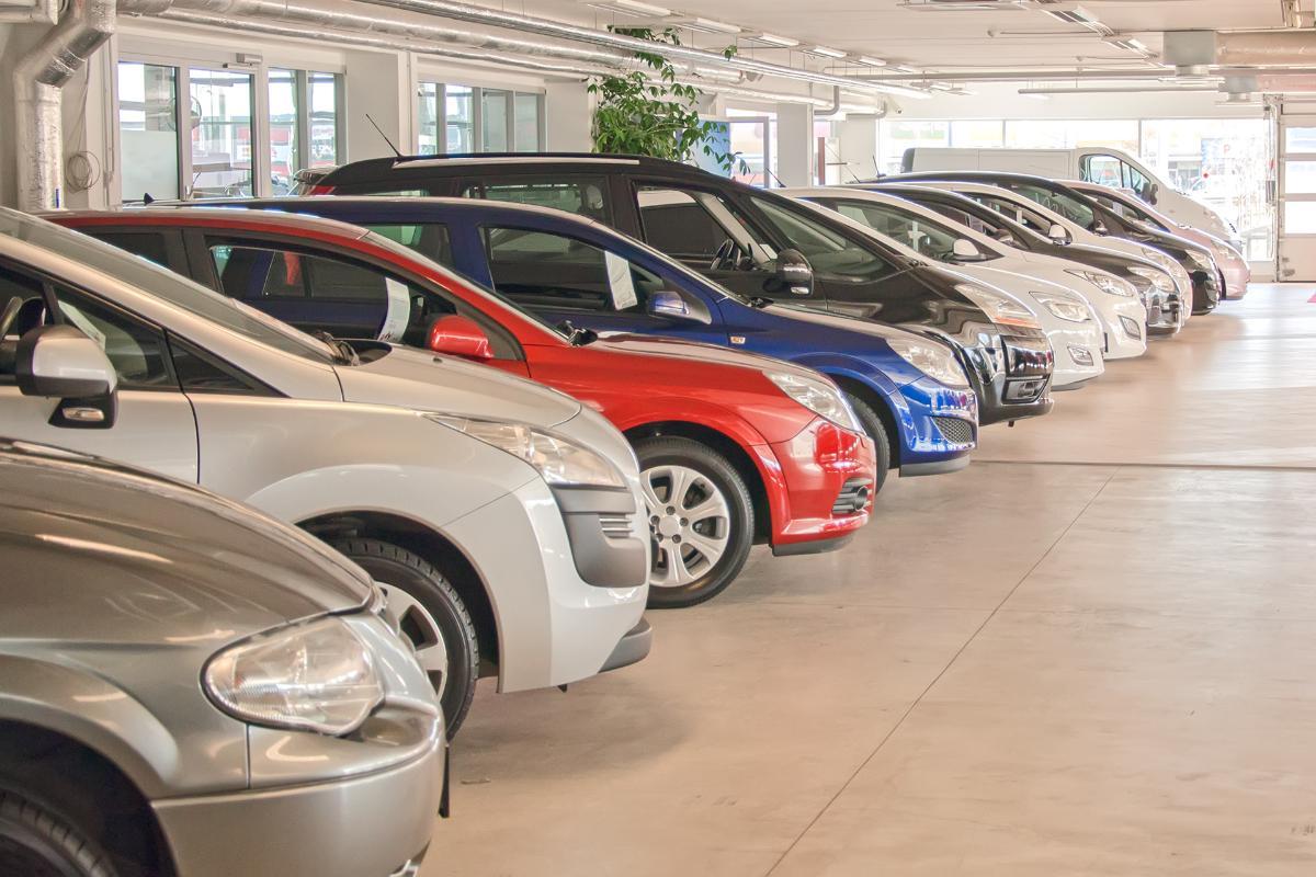 В России дилеры отменили скидки, но снизили стоимость автомобилей