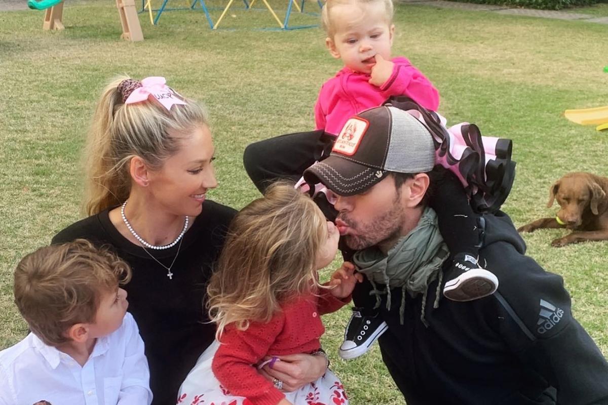 «Мама-утка»: Беременная Анна Курникова выложила в сеть редкие кадры с тремя детьми