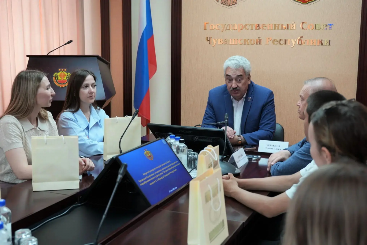 «Живое знакомство с парламентом расширяет у детей кругозор»: Спикер Госсовета Чувашии Леонид Черкесов провел встречу с учениками школы №3 Шумерли в парламенте республики