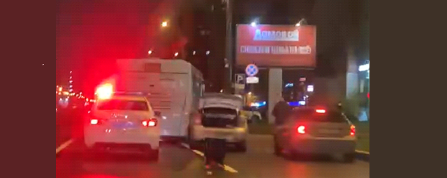 «Лазурный» автобус попал в ДТП у метро «Беговая» в вечерний час пик