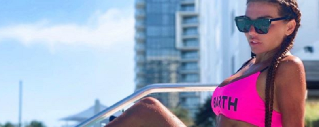 Седокова удивила фанатов слишком откровенным топом