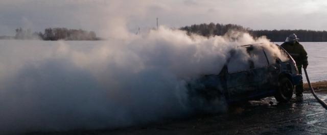 В Омской области полицейский вынес из горящей машины пьяного водителя