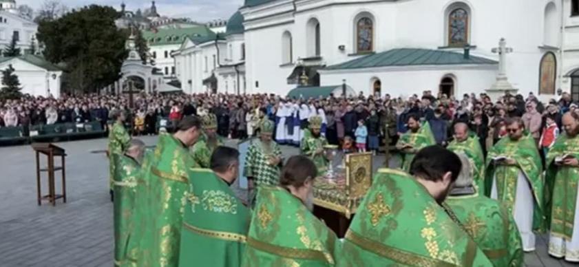 Богослужение в Киево-Печерской лавре проводят раскольники, прихожане УПЦ молятся на улице