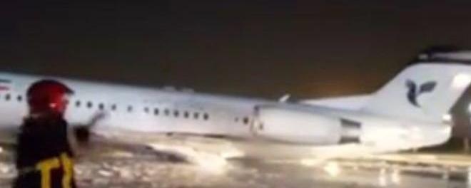 В аэропорту Тегерана загорелся самолет с пассажирами на борту