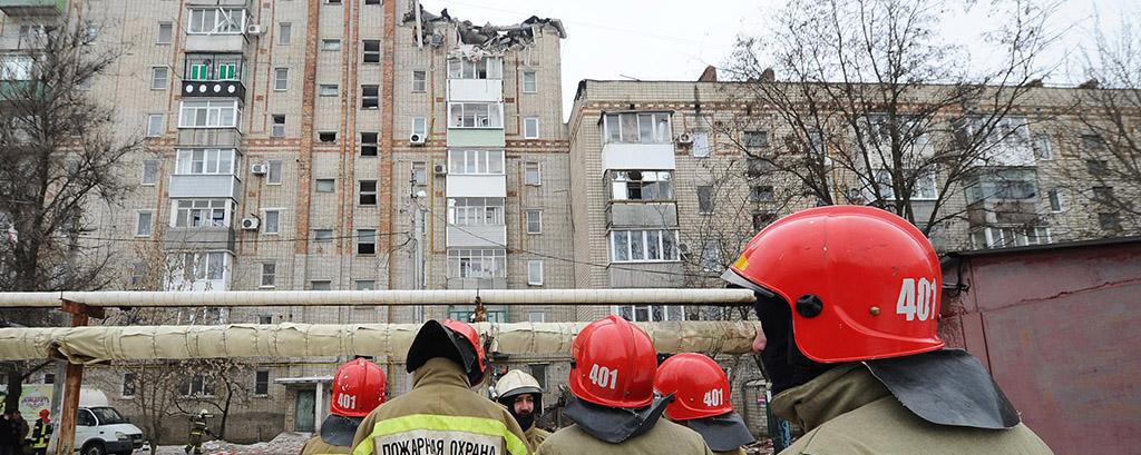 Спасатели продолжают искать людей под завалами дома в Шахтах