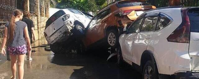 Сочинцам, чьи машины пострадали в результате ливней, выплатят по 100 тысяч рублей