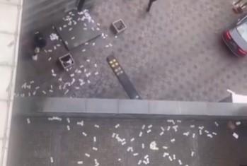Житель Москвы выбросил из окна мешок с деньгами после визита силовиков — Видео