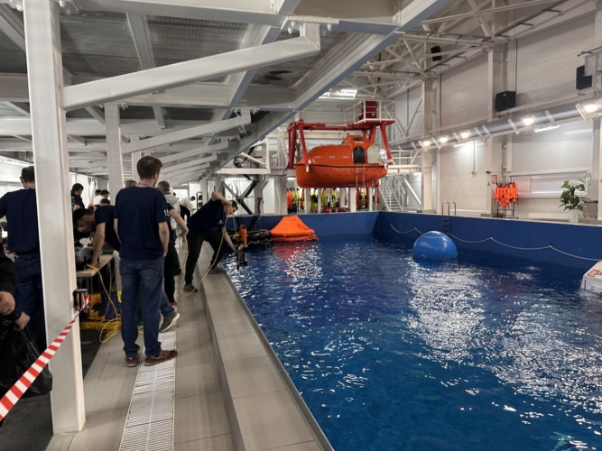 11 команд соревнуются в управлении подводными роботами в Астраханской области