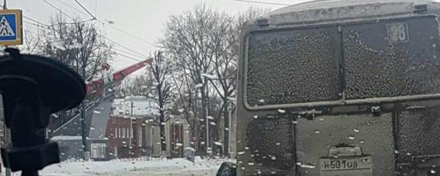 В Засвияжском районе в ходе движения автобус потерял два колеса