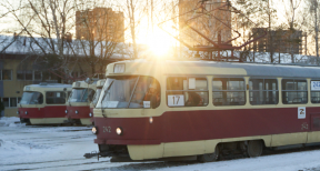 В Екатеринбурге такси влетело под трамвай