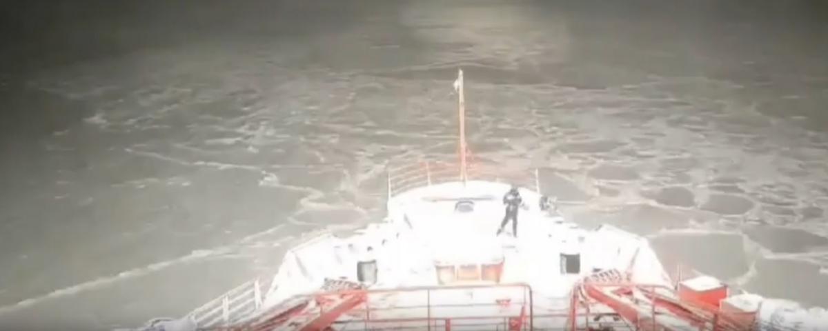Команда ледокола «Ямал» показала, как чистит снег в морозы