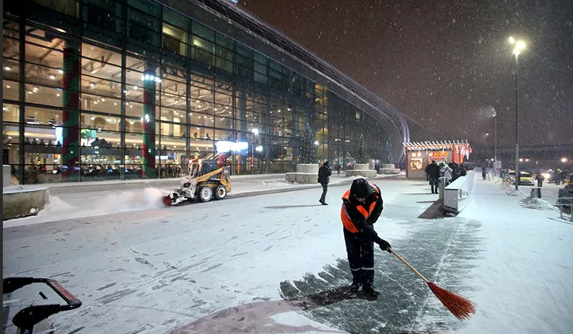 В аэропортах Москвы задержано или отменено около 50 рейсов из-за непогоды