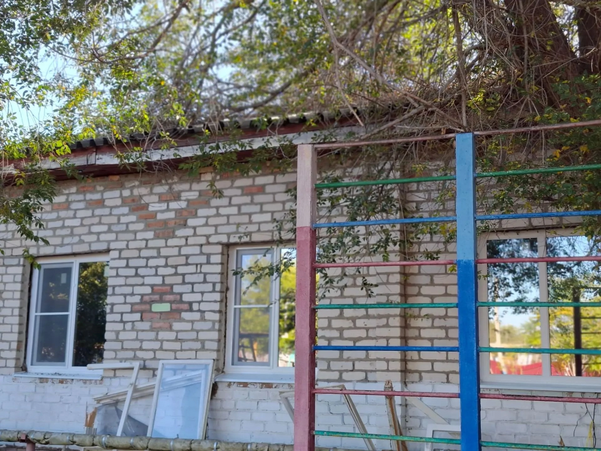 Депутат Думы Астраханской области Андрей Охлобыстин помог решить проблему со старыми окнами в детском саду села Новоурусовка