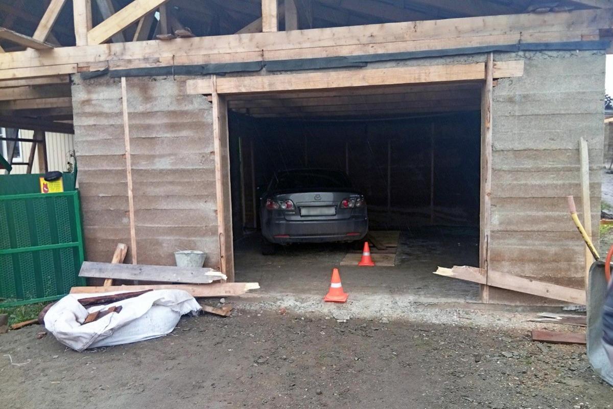 На Алтае 12-летний мальчик за рулем родительской машины наехал на 9-летнюю сестру